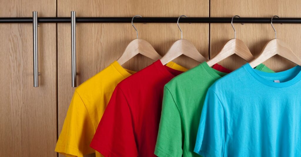 How to Style T-Shirts for a Day Out in the Streets of Dubai?